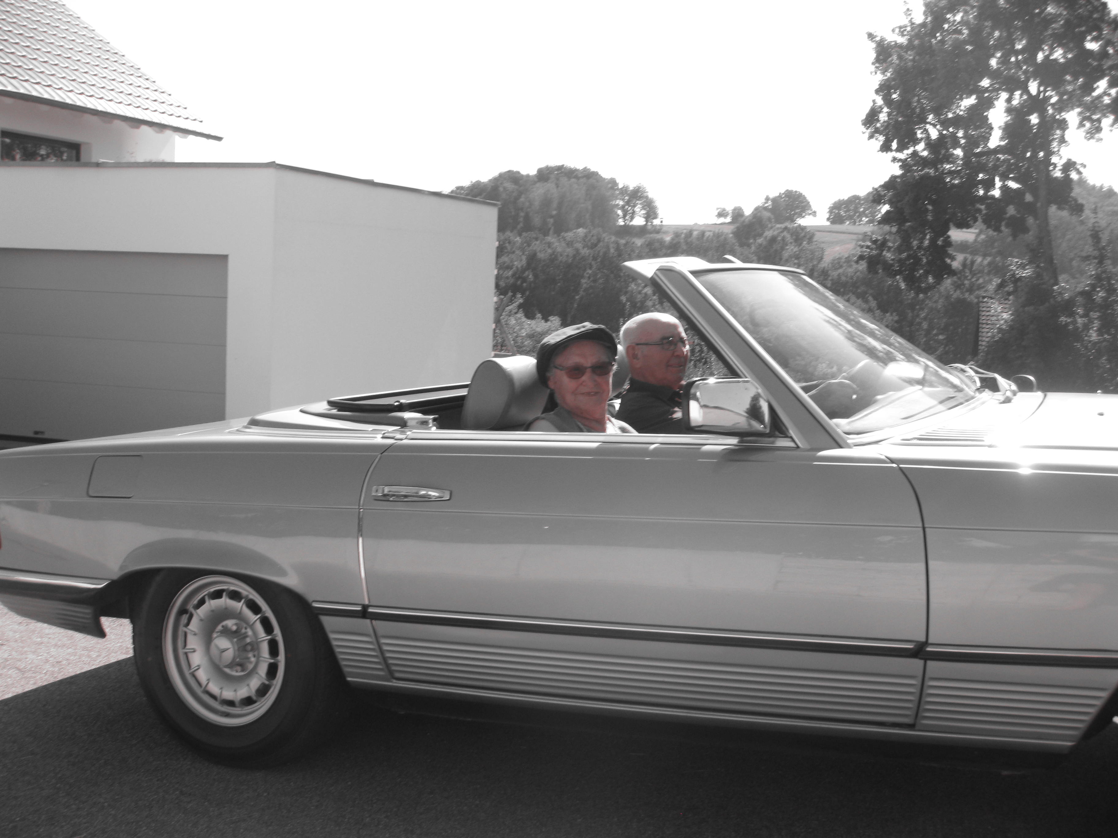 Oma und Opa im offenen Oldtimer-Cabrio